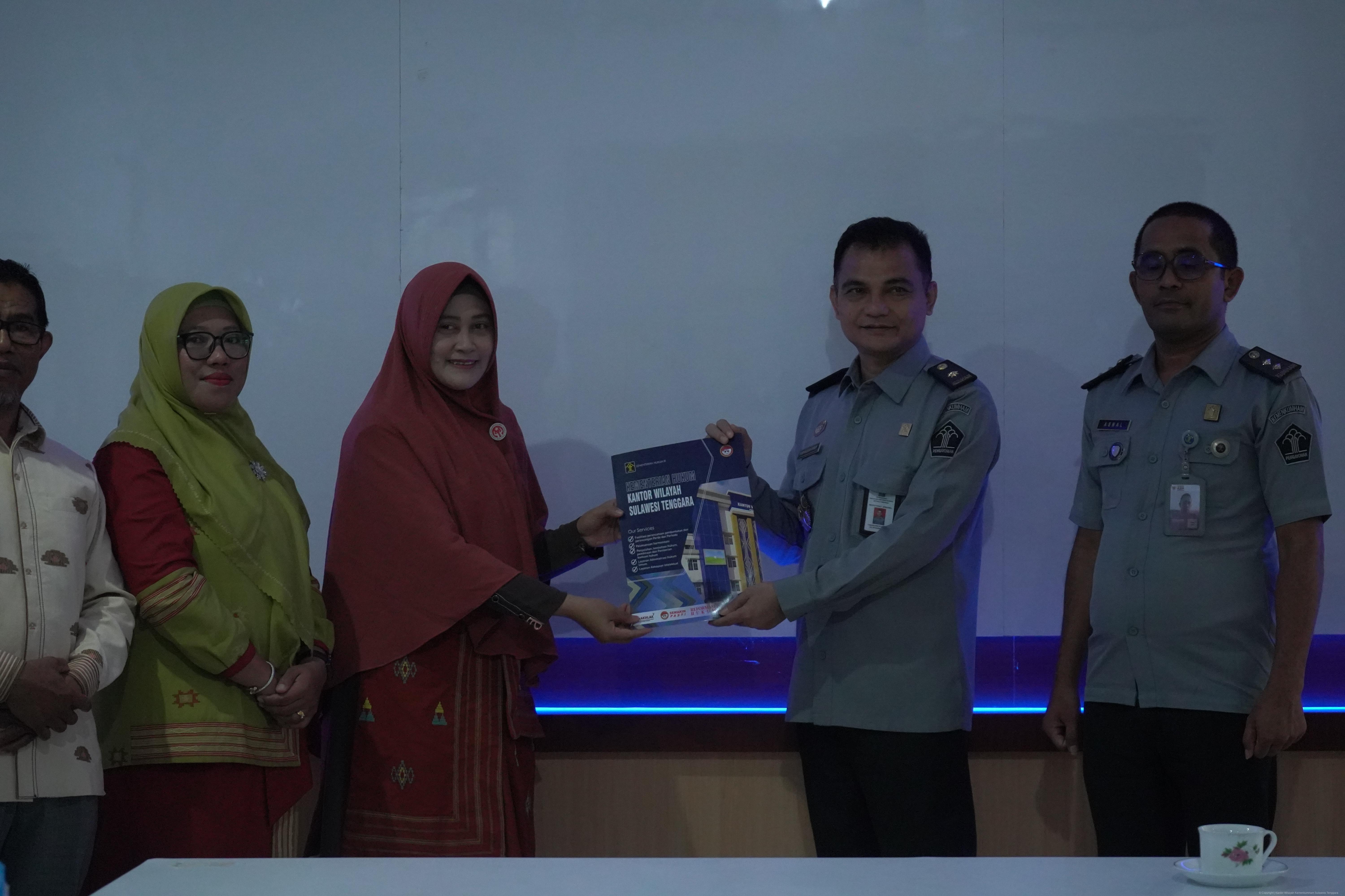 Kemenkum Sultra Terima Dokumen IG Tenun Buton Tengah, Langkah Penting Pelestarian Warisan Budaya Daerah