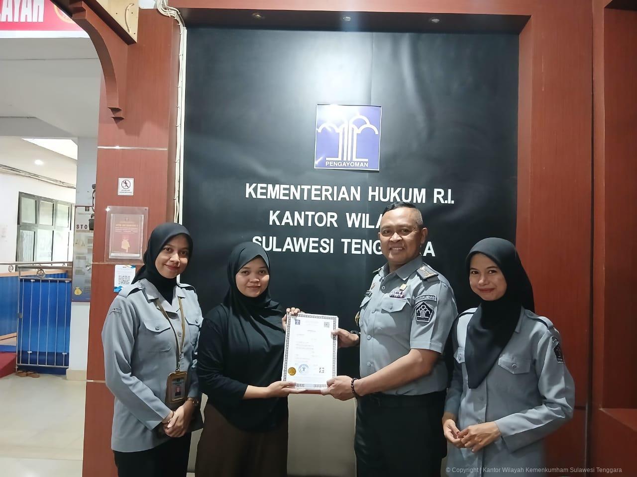 Kemenkum Sultra Cetak 10 Sertifikat Apostille Perdana, Resmi Gunakan Blanko Ber-KOP Kementerian Hukum